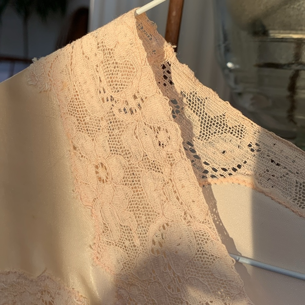 Vintage Sleep Jacket- Soft peachy pink with elegant lace trim- Lovely piece! - Picture 7 of 16